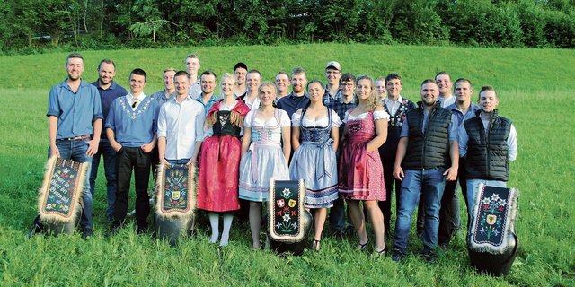 Mit Treicheln ausgerüstet gingen die neuen Landwirt(innen) zur Schlussfeier in Pfäffikon. (Bild Michael Ruoss)