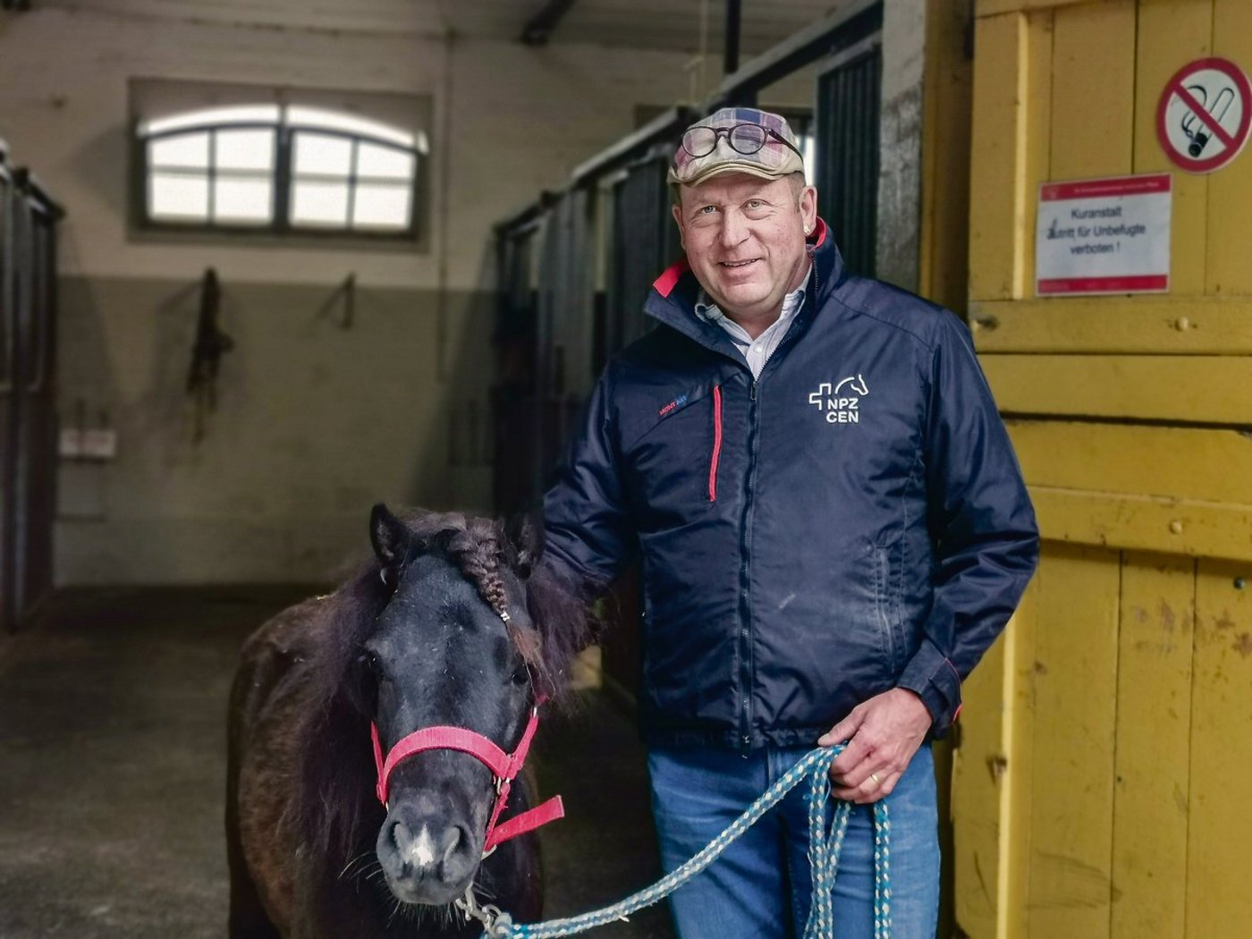 Tierarzt Beat Wampfler kennt die Problematik, mit der Mini-Shetland-Pony Lucky zu kämpfen hat, nur zu gut. Keine konkrete Aufgabe, mangelnde Bewegung und Übergewicht haben das Pony krank gemacht.  (Bilder Simone Barth)