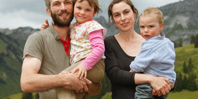 Dänu und Anna haben den Alpvertrag für doe Alp Gugglen-Geissrück unterschrieben. Er ist skeptisch, sie optimistisch. (Bilder SRF)