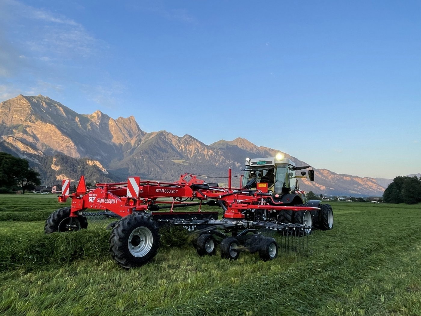 Bei schönem Wetter und vor prächtigem Panorama konnten an den Feldabenden Besucherinnen und Besucher Maschinen beobachten – mal in Form einer Präsentation, mal beim Feldeinsatz. (Bilder zVg / Sepp Knüsel AG)