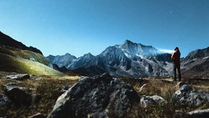 Nachteinsatz im Gebi Nachteinsatz im Gebirge: Seit 2021 investierten Freiwillige über 60 000 Stunden in die Unterstützung des Herdenschutzes.