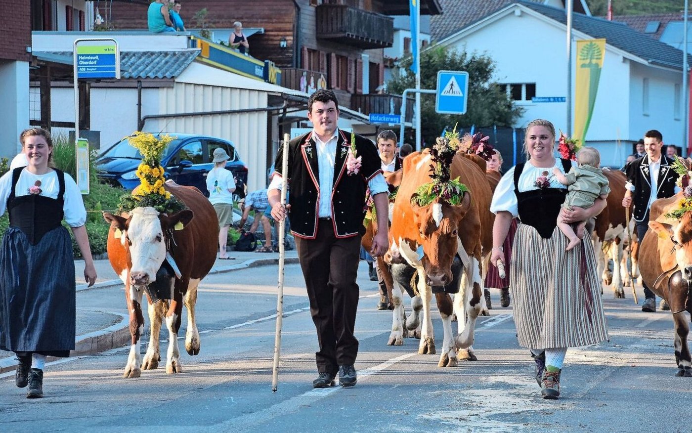 Isabel und Fabian Widmer (links), Hofern, haben auch mit ihren Kühen mitgemacht. In ihrer Herde liefen auch Jersey-Kühe mit.