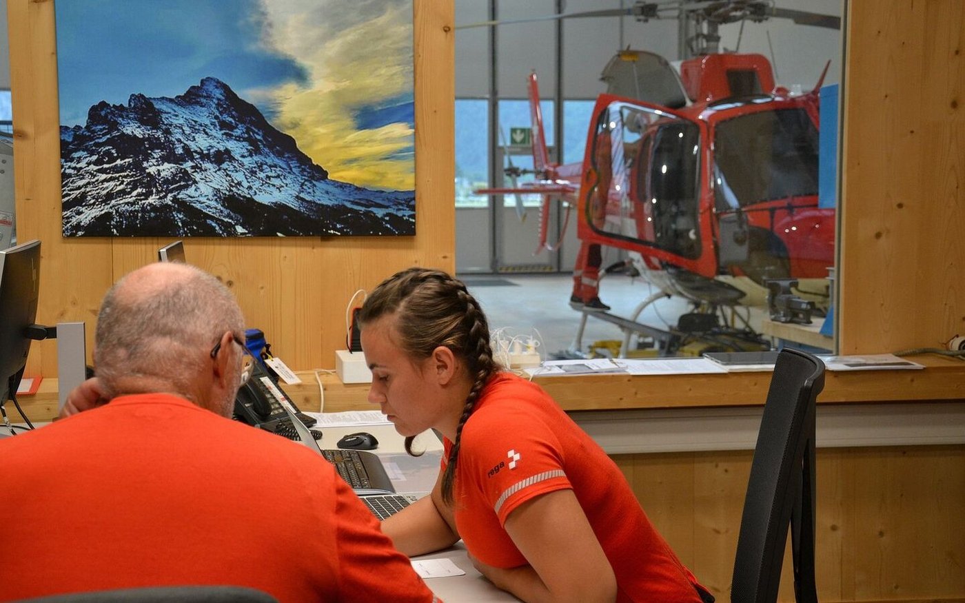 Die zwei Flughelfer Anna auf der Maur und Robi Hurschler koordinieren den ersten Einsatz. Der Pilot bereitet den Heli vor. 