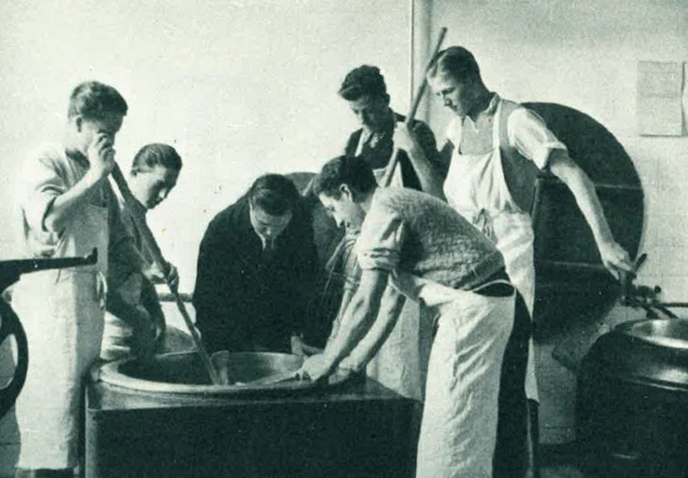 Das Käsen wird an der Tessiner Landwirtschaftsschule geübt. (Bild G. Pedroli)