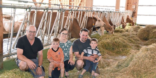 Simon und Sonja Zahnd mit ihren Buben Levio und Lionel. Links Heinz Herren, der mit Zahnds eine Betriebszweiggemeinschaft führt.(Bilder Peter Fankhauser)