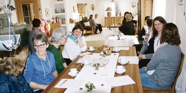 Angeregt unterhalten sich die Frauen über ihre Wünsche und Bedürfnisse.  (Bild Andrea Wyss)