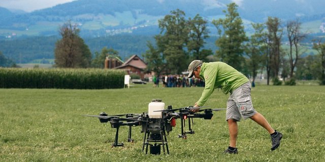 Die Drohne wird startklar gemacht. Für die Präsentation rüstete sie Daniel Wiesli mit einem Düngerstreuer aus.