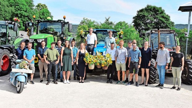Die erfolgreichen Absolventinnen und Absolventen mit ihren Lehrerinnen und Lehrern.