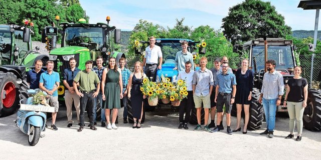Die erfolgreichen Absolventinnen und Absolventen mit ihren Lehrerinnen und Lehrern.