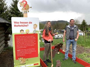 Projektleiterin Edith Alarcon von Mutterkuh Schweiz und Luing-Züchter und Landwirt Andreas Knüsel erklären die zum Spielen anregenden Informationsposten auf dem neuen Erlebnispfad. (Bilder Josef Scherer)
