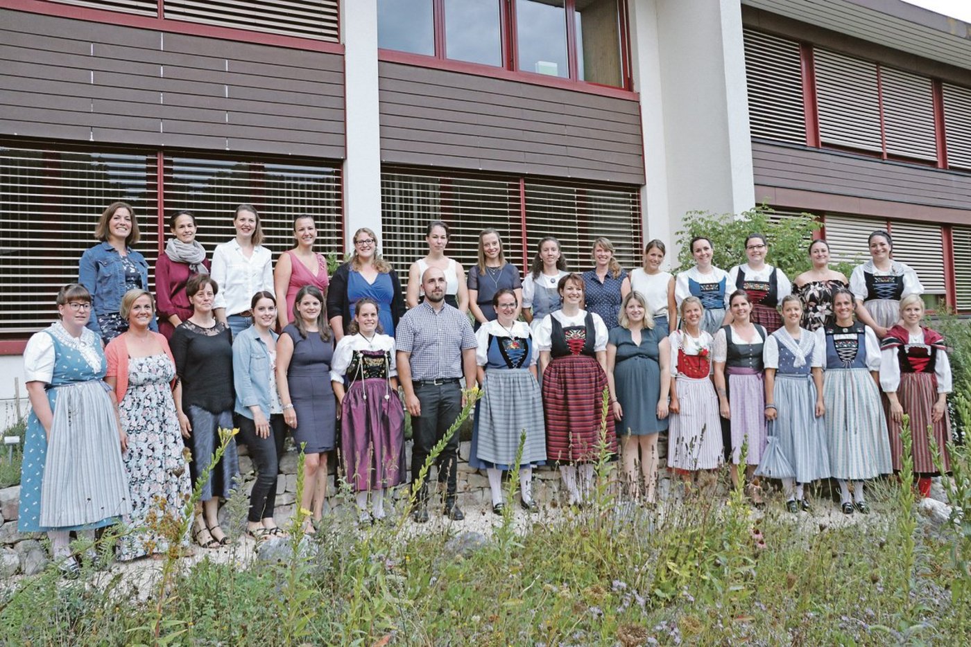 Sie haben zwei Jahre lang gemeinsam studiert, philosophiert und gelacht: Die Absolventinnen und der Absolvent des Fachkurses Bäuerin am LZ Liebegg feierten am Dienstag den Abschluss. (Bild Ruth Aerni)