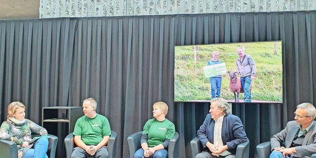 Hanspeter und Doris Blaser (2. u. 3. v.l.) sind für die zukunftsträchtige Umstrukturierung ihres Betriebes gewürdigt worden. Auf dem Podium sprechen sie mit Simone Barth und den beiden Jurymitgliedern Andreas Stalder und Urs Brändli über ihren Weg.  