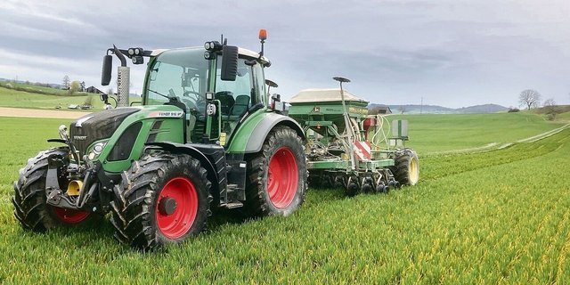 Gysels haben eine eigene Direktsaatmaschine, hier im Einsatz für die Untersaat diesen Frühling, Ende März.