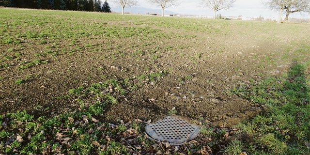 Viele offene Schächte in Aargauer Feldern gehören nicht den Bauern, sondern den Gemeinden. Diese seien mehr in die Pflicht zu nehmen. (Bild eawag)