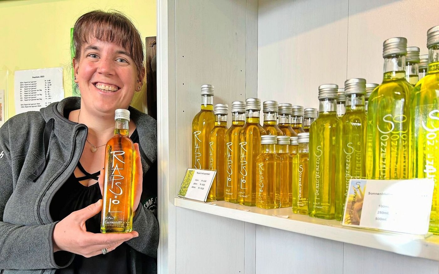 Stolz zeigt Anja Zingg im Hofladen die Flaschen mit dem kalt gepressten Raps- und Sonnenblummenöl.