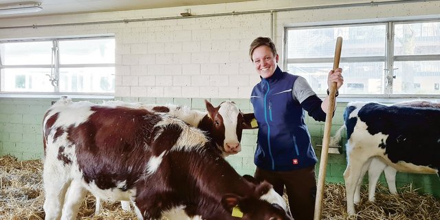 Die Arbeit im Stall mit den Tieren gefällt Fabienne Bürgisser besonders gut. Ausmisten und neu einstreuen ist für die Tierärztin kein Problem. (Bild Franziska Jurt)