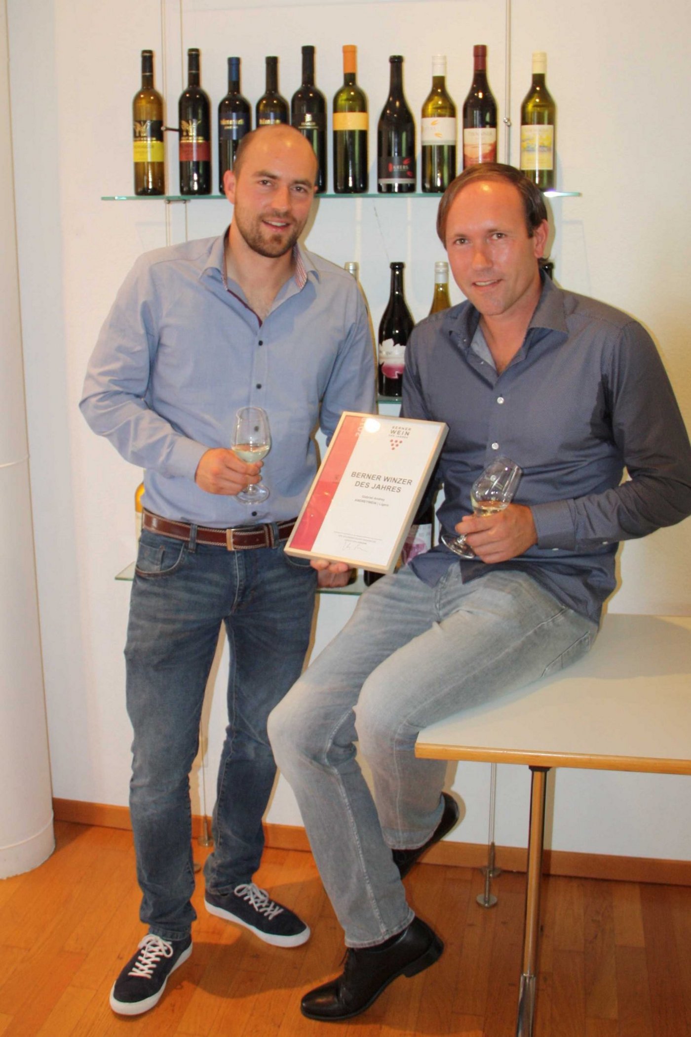 Darauf muss angestossen werden: Silvan (links) und Gabriel Andrey freuen sich über den Titel Berner Winzer des Jahres 2019. (Bilder Andrea Wyss)