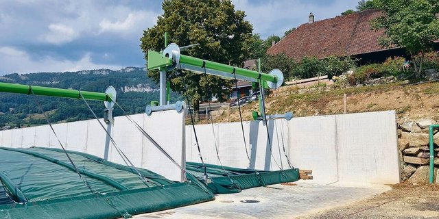 Laut dem Hersteller kann das Fahrsilo auf 30 Jahre abgeschrieben werden. Das Silo kann durch die grosszügig geschnittene Abdeckplane überfüllt werden, so kann das Fahrsilo 2000 m³ fassen.