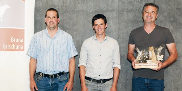 Der neu in den Vorstand gewählte Markus Gadient, Präsident Paul Caduff und Peter Allemann, der den Vorstand verlassen hat. (Bild Bruna Grischuna)