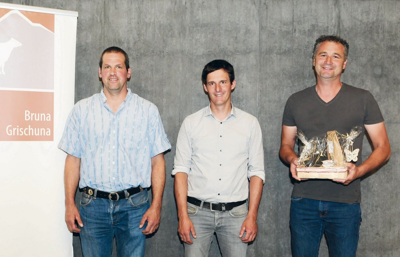 Der neu in den Vorstand gewählte Markus Gadient, Präsident Paul Caduff und Peter Allemann, der den Vorstand verlassen hat. (Bild Bruna Grischuna)