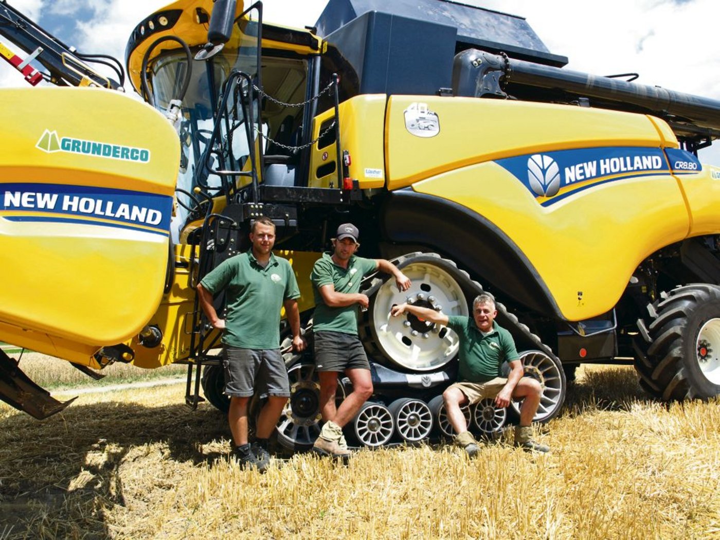 Die beiden Betriebsleiter der «BG Weidmann und Peter» Florian Peter (Mitte) und Nocki Weidmann (rechts) posieren vor dem New Holland CR 8.80 mit Raupenfahrwerk. Links der Angestellte Yves Ehmann. (Bilder Ursina Berger-Landolt