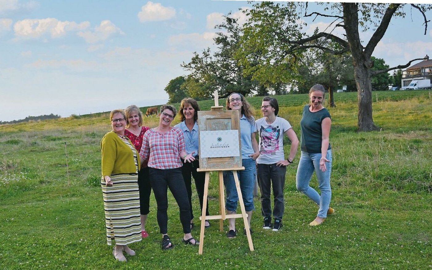 Eine lustige Truppe: Der Vorstand der Seeländer Bäuerinnen: Doris Marti, Therese Probst-Krebs, Romy Köhli, Renate Mäder, Emanuela Schneeberger, Simone Möri und Aurelia Marti (v. l. n. r.). 