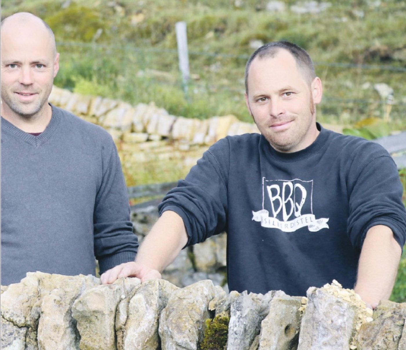 Oliver Bürgi (links) ist heute der Betriebsleiter auf dem Probstenberg in Seehof BE. Sein Bruder Cäsar hat eine Pacht in Holderbank SO übernommen. (Bild Ruth Aerni)