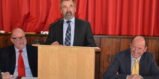 Gute Stimmung, gute Marktlage: SMP-Präsident Hanspeter Kern (Mitte) betonte in Neyruz die gute Zusammenarbeit mit dem Freiburgischen Milchverband. Präsident René Vonlanthen (rechts) und Direktor Clément Moret freuts. (Bild Alois Heinzer)