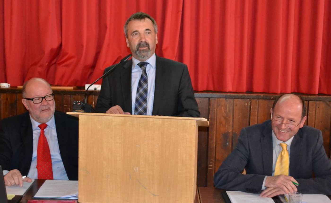 Gute Stimmung, gute Marktlage: SMP-Präsident Hanspeter Kern (Mitte) betonte in Neyruz die gute Zusammenarbeit mit dem Freiburgischen Milchverband. Präsident René Vonlanthen (rechts) und Direktor Clément Moret freuts. (Bild Alois Heinzer)