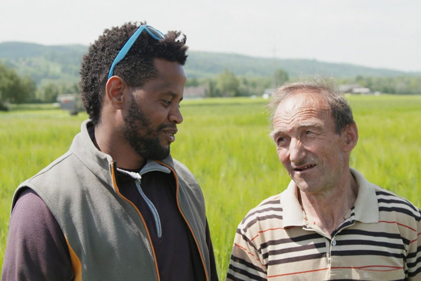 Der Eritreer Tesfu hatte keine Ausbildung und konnte dank dem Biobauer Markus Ramser eine Attestlehre in Angriff nehmen. (Bild SRF)