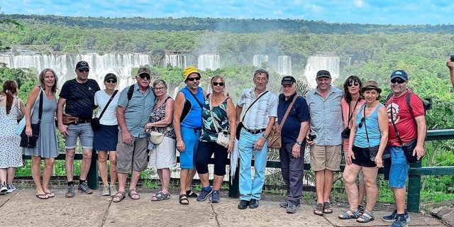Leserreisegruppe Argentinien – unvergessliche Momente vor den majestätischen Iguazú-Wasserfällen auf der brasilianischen Seite.