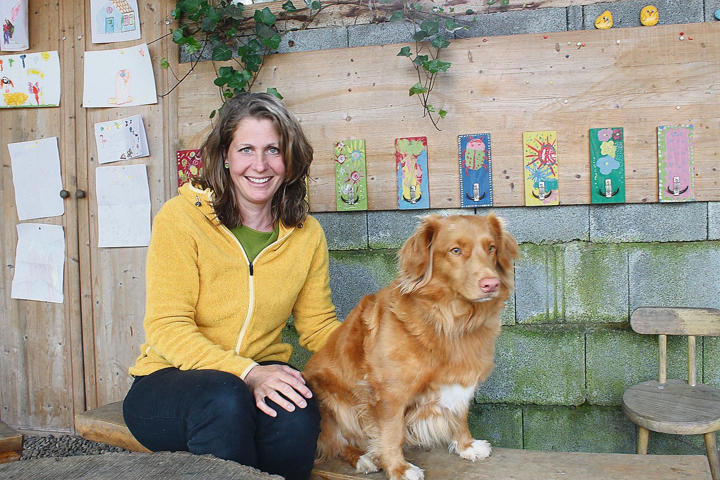 Heidi Lutstorf mit ihrer Toller-Hündin Sarisha auf dem Bänkli der Spielgruppe. Zu ihr hat sie eine besonders nahe Beziehung. (Bild Belinda Balmer)