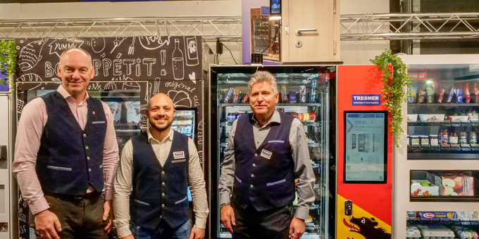 Das Team der Firma «Tresmer» zeigt sich vor den Automaten. 