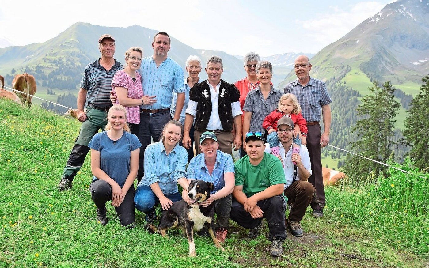 Es ist geschafft: Die Familie von Grünigen mit ihren Helferinnen und Helfern. Das reichhaltige Frühstück mit Rösti, Speck und Spiegeleiern hat man sich verdient.   