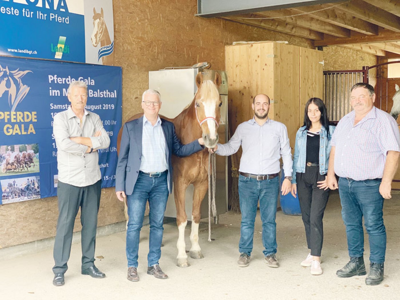 Sie setzen sich für die Pferde-Gala in Balsthal ein, die am 3. und 4. August zum Mekka der Schweizer Pferdelandschaft wird (v. l. n. r.): Urs Bürgi, Ronald Biehler, OK-Vize-Präsident, Hector Casal, Berfin Adsal, Heinz Mägli, OK-Präsident. (Bild zVg)