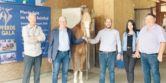 Sie setzen sich für die Pferde-Gala in Balsthal ein, die am 3. und 4. August zum Mekka der Schweizer Pferdelandschaft wird (v. l. n. r.): Urs Bürgi, Ronald Biehler, OK-Vize-Präsident, Hector Casal, Berfin Adsal, Heinz Mägli, OK-Präsident. (Bild zVg)