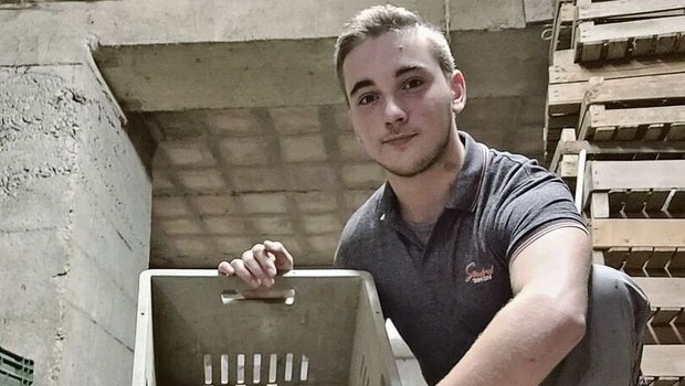 Lukas Niederberger ist im zweiten Lehrjahr. Kürzlich hat sein Lehrbetrieb in Belp BE die Kartoffelernte abgeschlossen.