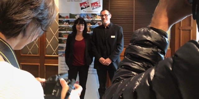 Im Fokus der Agrarjournalisten: Géraldine Savary, Präsidentin der Schweizerischen Vereinigung der AOP-IGP, und Geschäftsführer Alain Farine. (Bild jw) 