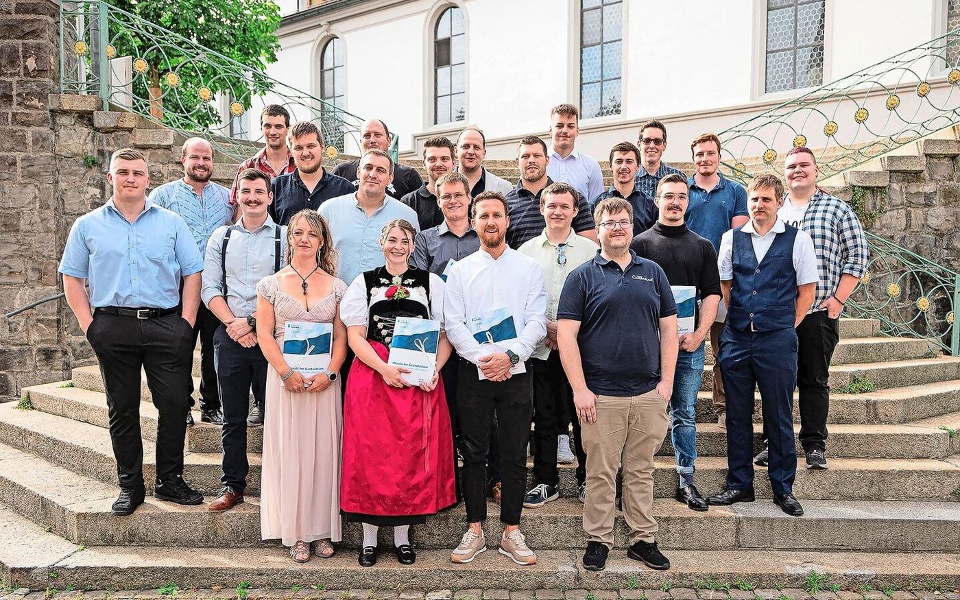 Die Absolvent(innen) der Fachschule 1 und 2 am BBZN Milchwirtschaft in Sursee.