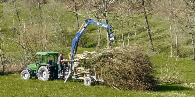 Sobald Jan Lüscher und sein Vater mit ihrer Arbeit fertig sind, wird das Schnittgut abgeholt.