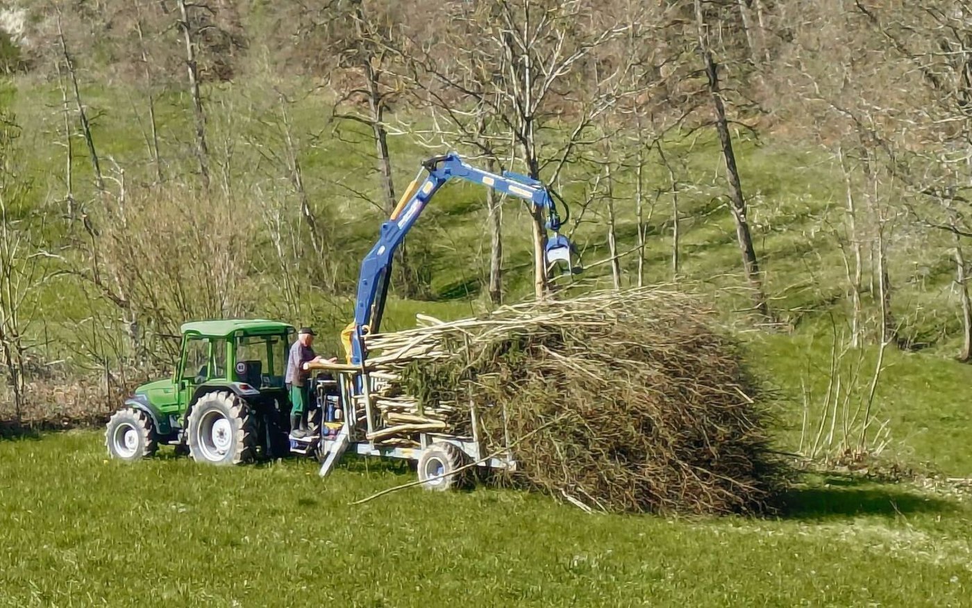 Sobald Jan Lüscher und sein Vater mit ihrer Arbeit fertig sind, wird das Schnittgut abgeholt.