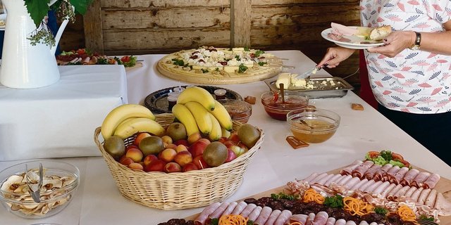 Bauernhöfe, welche Gäste bewirten, müssen derzeit wegen des Versammlungsverbots Umsatzeinbussen hinnehmen. Das Bild stammt vom letztjährigen Brunch am 1. August. (Archivbild Bauz)