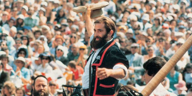 Bernard Romanens lässt sich 1977 für seine Interpretation von "La Ranz des Vaches" am Fêtes des Vignerons feiern. (Bild zVg)