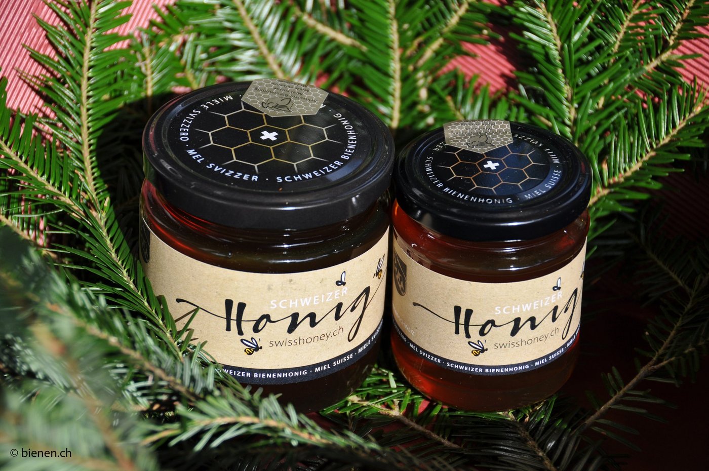 Natürlich Schweizer Honig – der mit dem Goldenen Qualitätssiegel. (Bild Apisuisse)