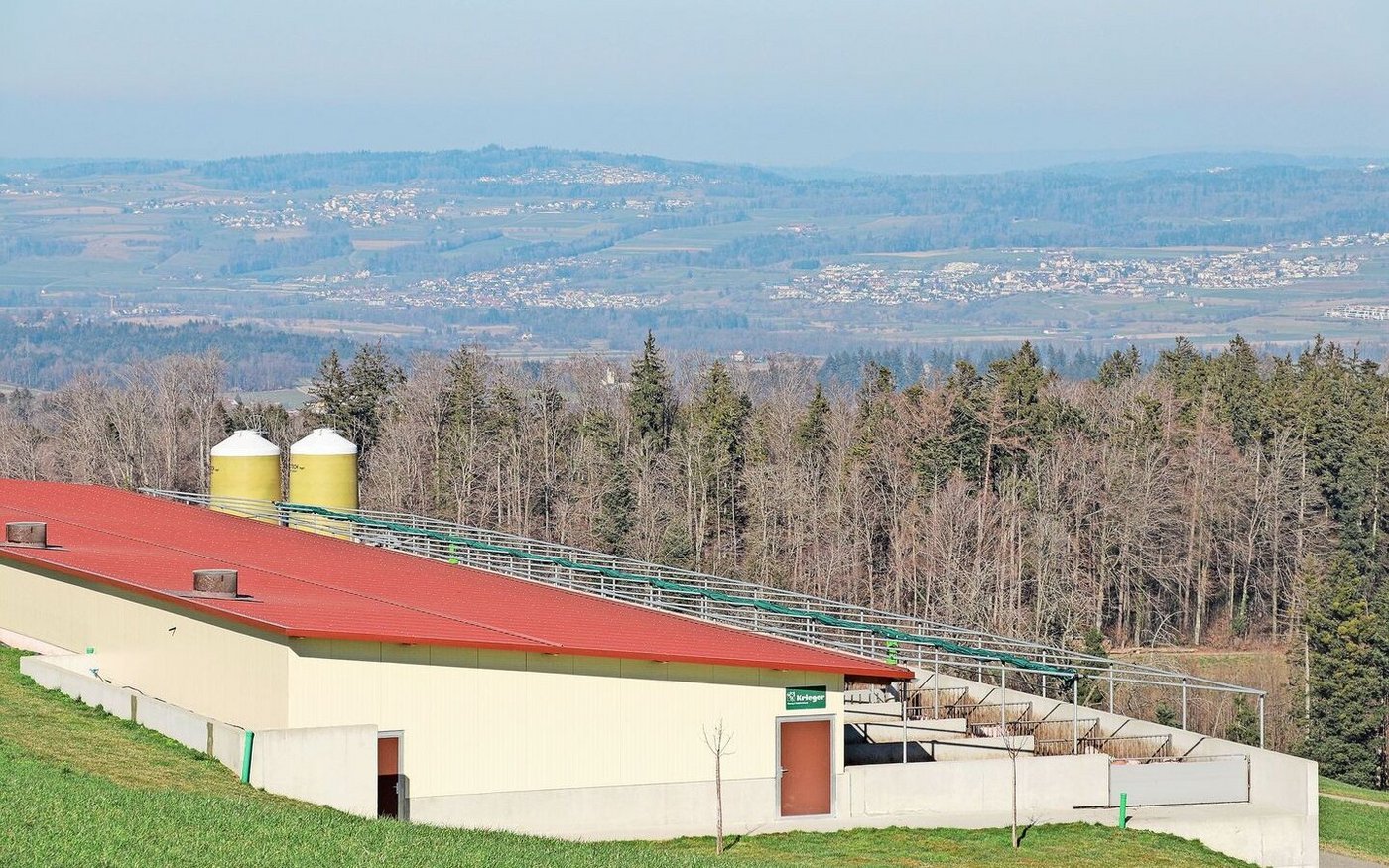 Investitionen in das Tierwohl: Der Bau von neuen Ställen dürfe nicht unnötig erschwert werden, fordert der Schweizer Bauernverband (SBV).  