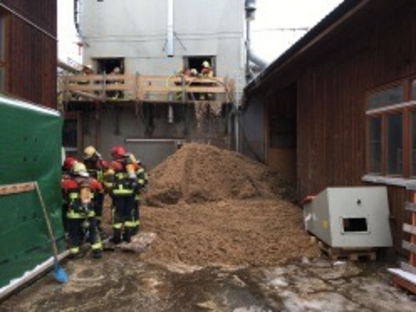 Der Inhalt des Silos muss fortlaufend und mit Spezialgerät herausgeholt und gelöscht werden.