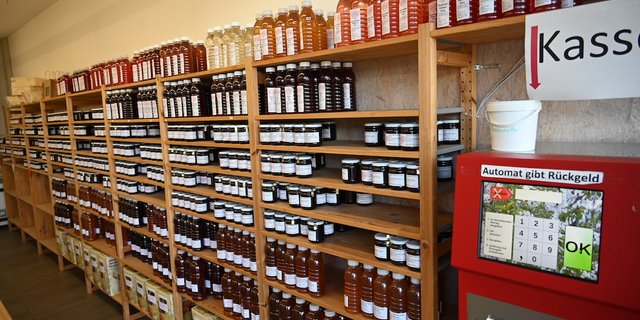 Bezahlt werden kann bei Familie Stüdi per Automat, der Retourgeld spukt, per Karte oder auch per Twint. (Bilder BauZ/Andrea Wyss)