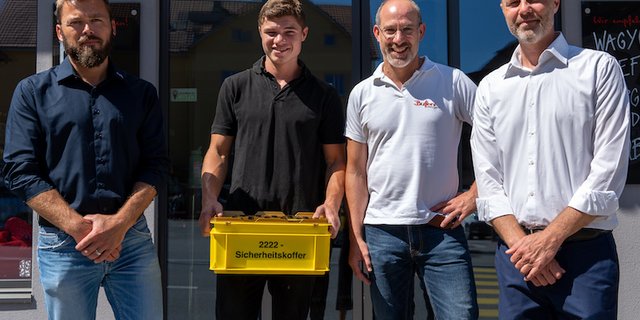  Daniel Speck, ABZ Spiez; Tön Staubli und Enrico Buffoni, Metzgerei Buffoni, Illnau; Daniel Stuber, Safe at Work bei der Übergabe des 2'222ten Sicherheitskoffer. (Bild EKAS)