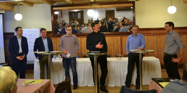 Markus Lips von Agroscope, Peter Hitz vom Gemeinschaftsstall, Berater Thomas Haas, Moderator  Werner Matter, Unternehmer Hanspeter Gasser und der Obwaldner Bauernpräsident Simon Niederberger diskutierten an einem Podium (v. l. n. r.). (Bild Paul Küchler)