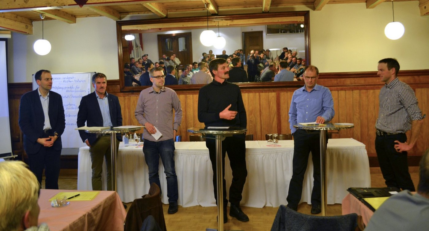 Markus Lips von Agroscope, Peter Hitz vom Gemeinschaftsstall, Berater Thomas Haas, Moderator  Werner Matter, Unternehmer Hanspeter Gasser und der Obwaldner Bauernpräsident Simon Niederberger diskutierten an einem Podium (v. l. n. r.). (Bild Paul Küchler)